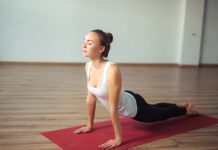 Hoe vind je de juiste yogastijl voor jou? yoga meisje op mat