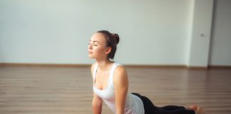 Hoe vind je de juiste yogastijl voor jou? yoga meisje op mat