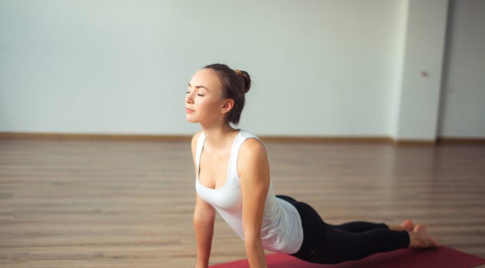 Hoe vind je de juiste yogastijl voor jou? yoga meisje op mat