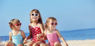15 coole manieren waarop kinderen van het strand kunnen genieten kinderen spelen op het strand