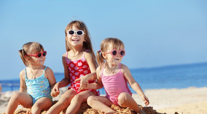 15 coole manieren waarop kinderen van het strand kunnen genieten kinderen spelen op het strand