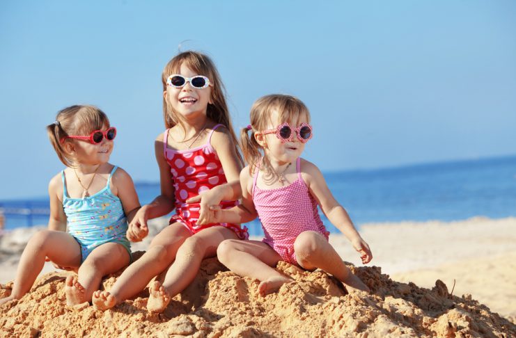 kinderen spelen op het strand