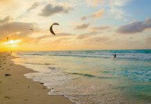 Windsurfen is de kenmerkende sport van Aruba kitesurfen aruba