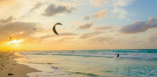 Windsurfen is de kenmerkende sport van Aruba kitesurfen aruba