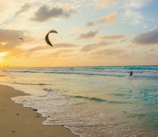 Windsurfen is de kenmerkende sport van Aruba kitesurfen aruba