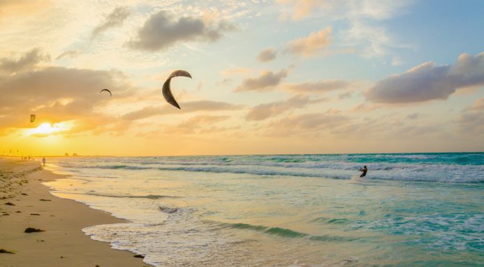 Windsurfen is de kenmerkende sport van Aruba kitesurfen aruba
