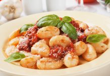 Gnocchi met romige tomatensaus gnocchi met tomatensaus