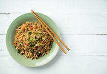 Japanse gebakken rijst met bosui en tuinerwten rijst