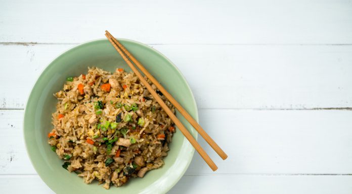 Japanse gebakken rijst met bosui en tuinerwten rijst