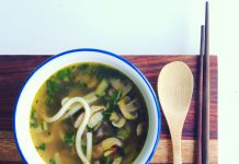 Japanse noodle soep met paddenstoelen en udon noodles Japanse noodle soep met paddenstoelen en udon noodles