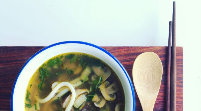 Japanse noodle soep met paddenstoelen en udon noodles Japanse noodle soep met paddenstoelen en udon noodles