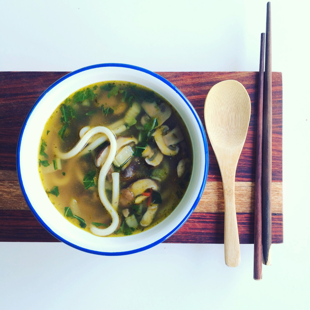 Japanse noodle soep met paddenstoelen en udon noodles