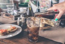 Hoeveel suiker en cafeïne zit er in sommige frisdranken en energiedranken? frisdrink inschenken glas