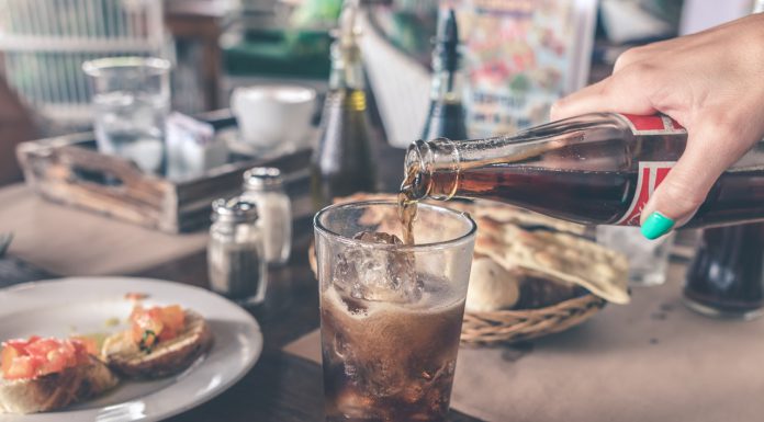 Hoeveel suiker en cafeïne zit er in sommige frisdranken en energiedranken? frisdrink inschenken glas