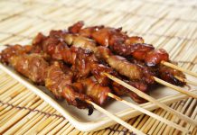 Kipspiezen in honing-bier marinade kipspiezen