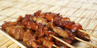 Kipspiezen in honing-bier marinade kipspiezen