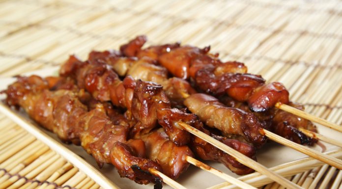 Kipspiezen in honing-bier marinade kipspiezen