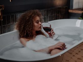 vrouw wijn drinken in bad