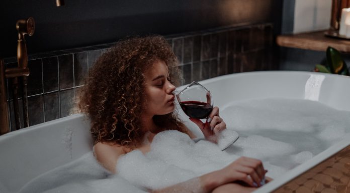 Wat is de lekkerste wijn in deze koude maanden? vrouw wijn drinken in bad