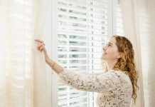 Jaloezie als ideale raambekleding vrouw bij jaloezien