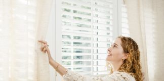 Jaloezie als ideale raambekleding vrouw bij jaloezien